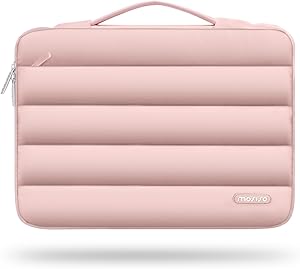 Kiyinish xonasida yalangoch bolalar